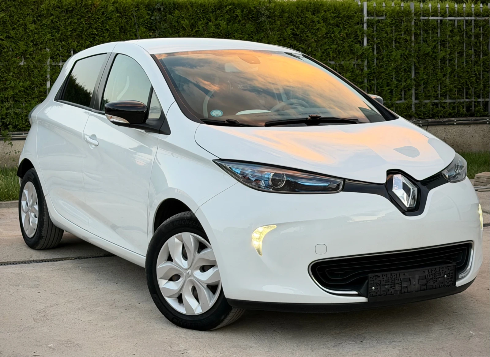 Renault Zoe 43KW* Реален пробег* Собствена батерия, снимка 3 - Автомобили и джипове - 55943780