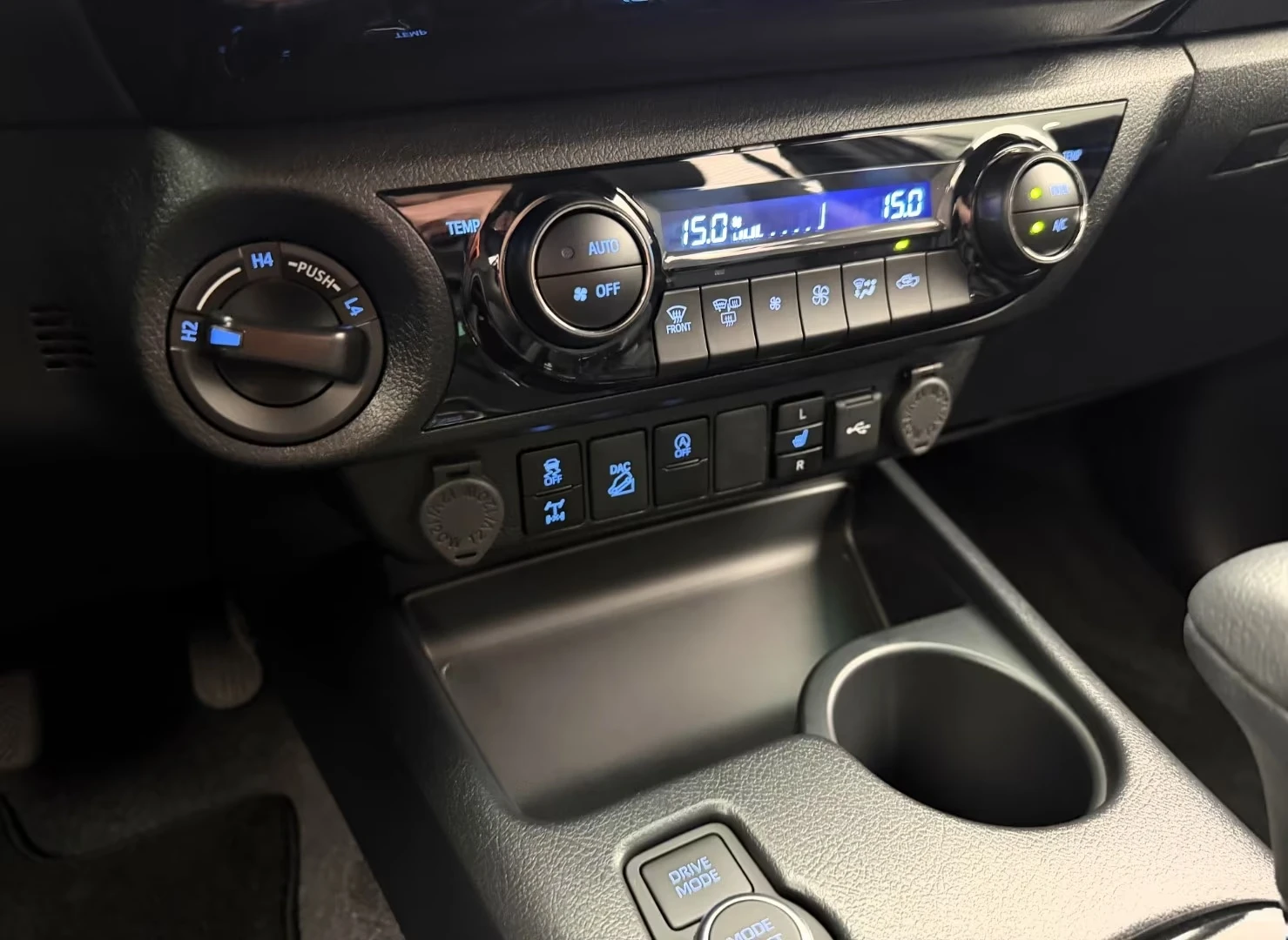 Toyota Hilux 2.8 D-4D MILD-HYBRID INVINCLEBLE JBL 360-CAM, снимка 10 - Автомобили и джипове - 55135009