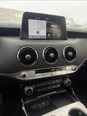 Kia Stinger 2021/3.3T/PANO/ОБДУХ/ПОДГРЕВ/360/ЧИСТ КАРФАКС, снимка 11