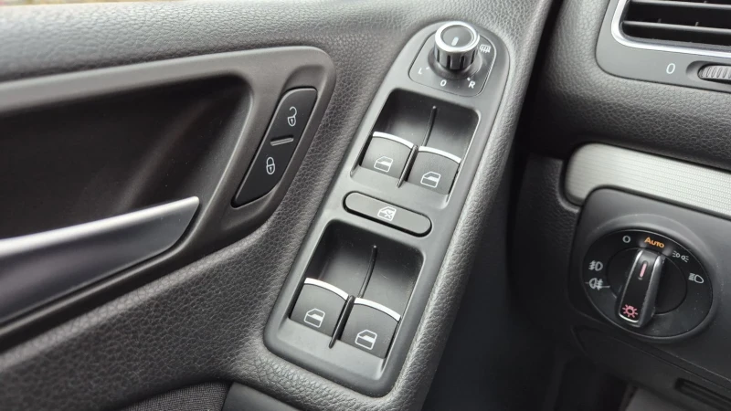 VW Golf R-LINE , снимка 11 - Автомобили и джипове - 52159825