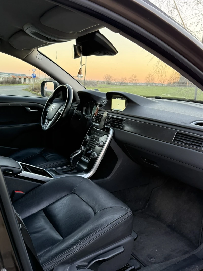 Volvo Xc70 2.0 D4, снимка 9 - Автомобили и джипове - 53495775