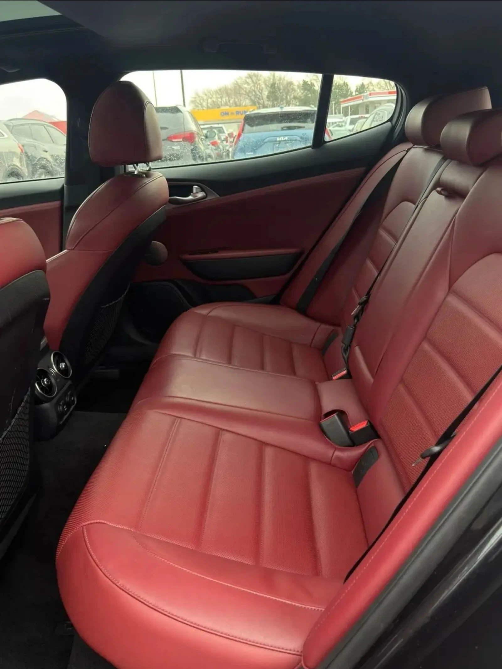 Kia Stinger 2021/3.3T/PANO/ОБДУХ/ПОДГРЕВ/360/ЧИСТ КАРФАКС, снимка 15 - Автомобили и джипове - 53802181