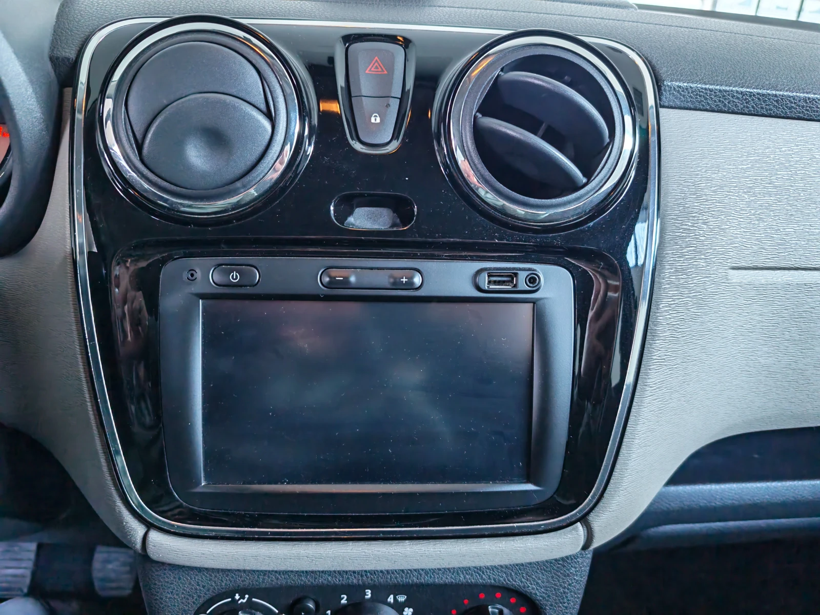 Dacia Lodgy 1.5 DIZEL 107 KN, снимка 14 - Автомобили и джипове - 53976124