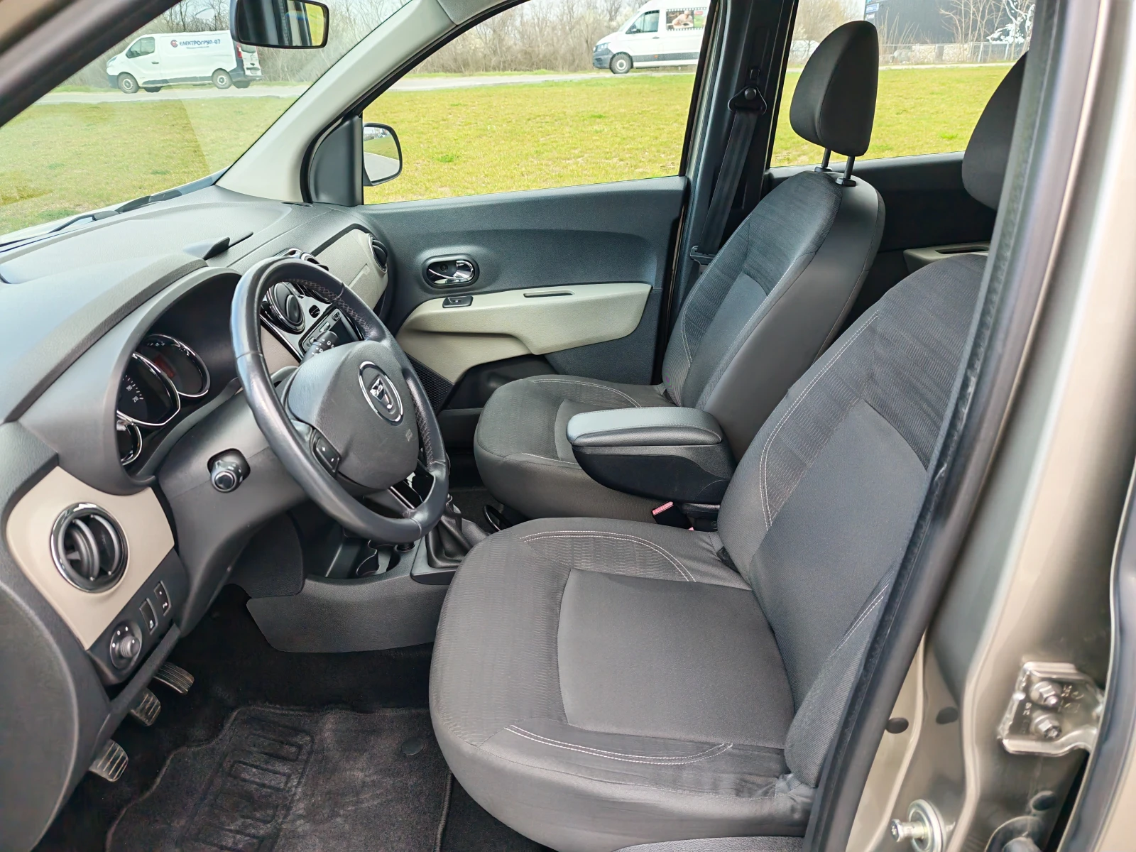 Dacia Lodgy 1.5 DIZEL 107 KN, снимка 8 - Автомобили и джипове - 53976124