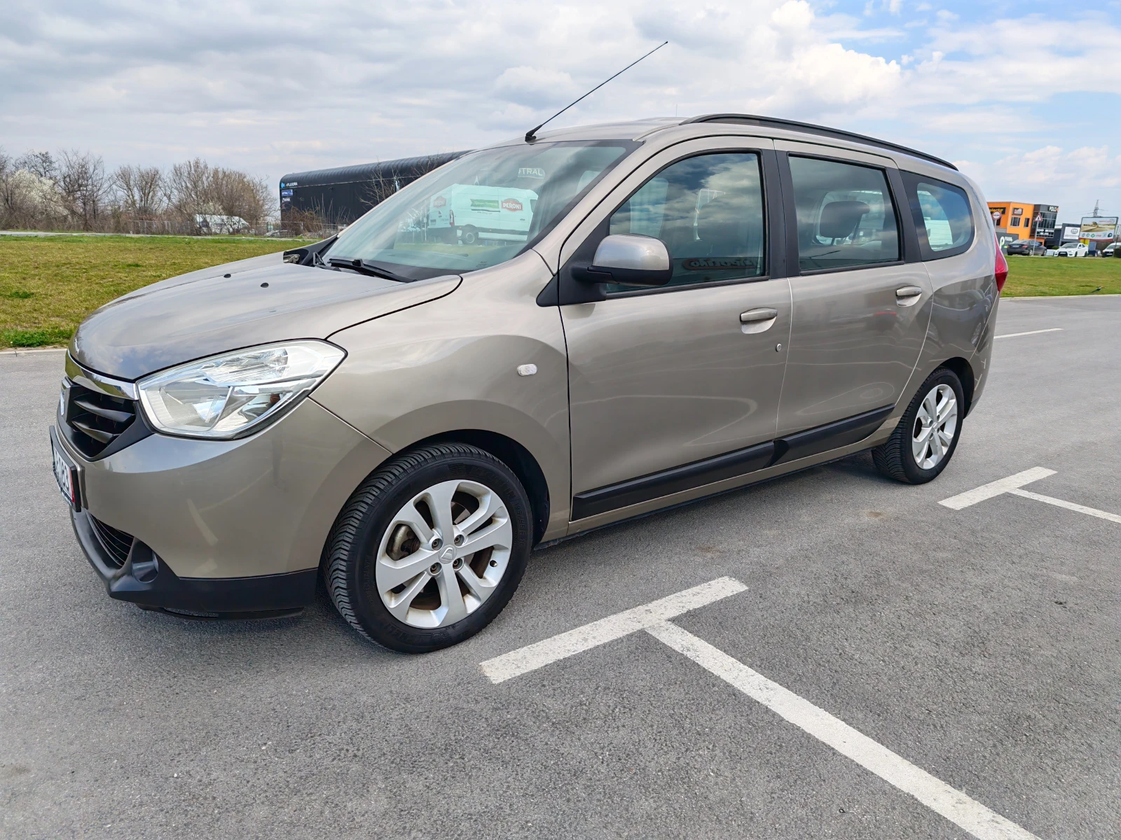 Dacia Lodgy 1.5 DIZEL 107 KN, снимка 2 - Автомобили и джипове - 53976124