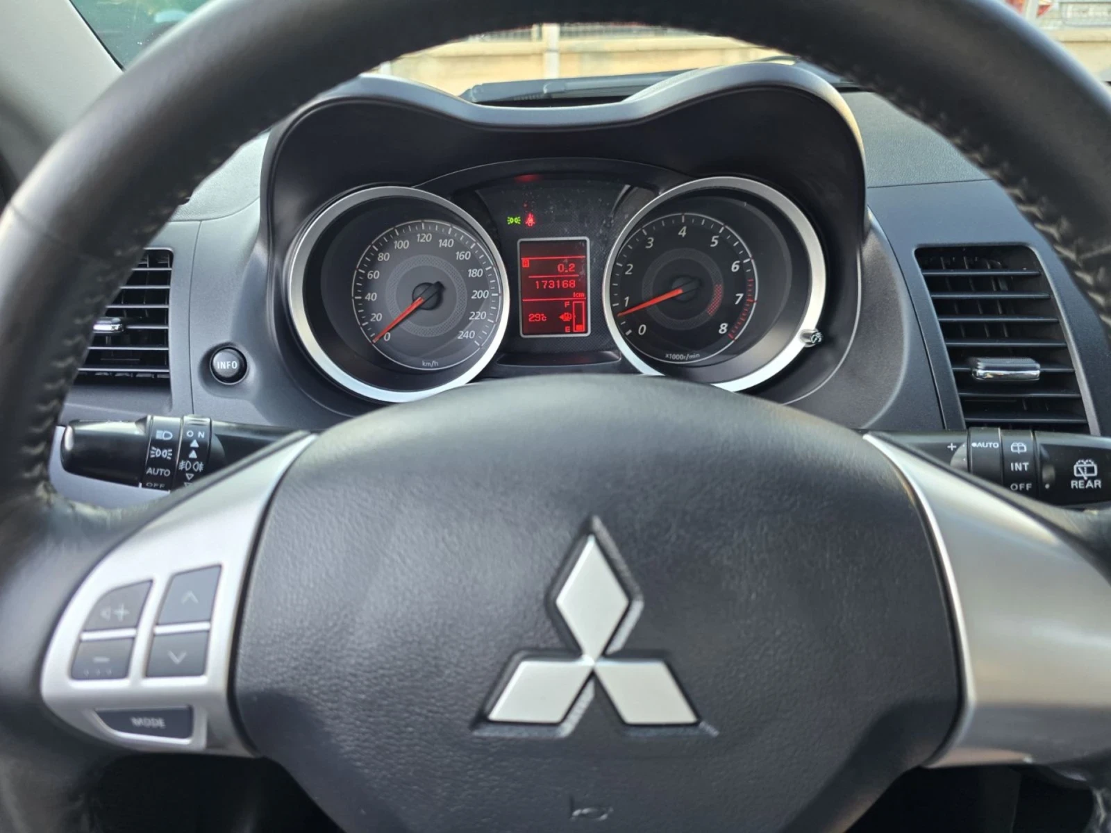 Mitsubishi Lancer 1.5i 110kc., снимка 12 - Автомобили и джипове - 54925361