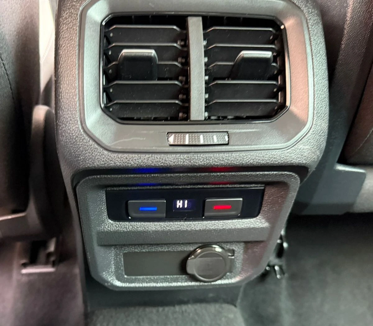 VW Tiguan 2.0 TDI SCR, снимка 13 - Автомобили и джипове - 54068935