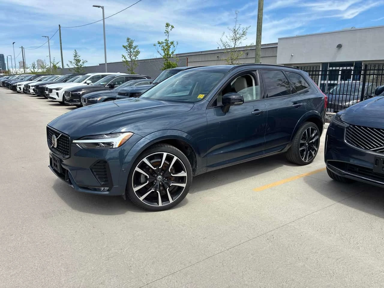 Volvo XC60 Ultimate Dark Theme  CARFAX, снимка 2 - Автомобили и джипове - 54756357