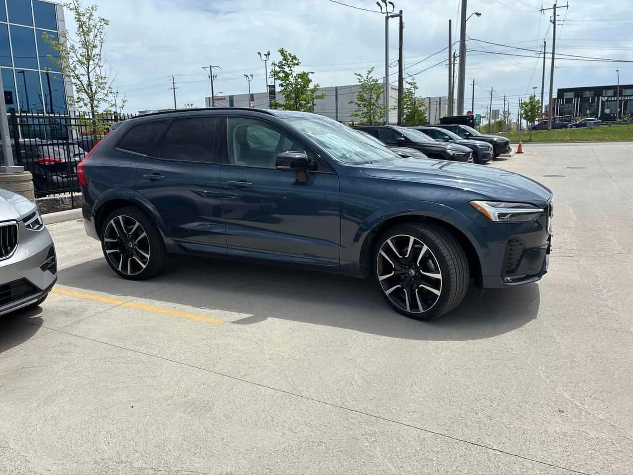 Volvo XC60 Ultimate Dark Theme  CARFAX, снимка 3 - Автомобили и джипове - 54756357