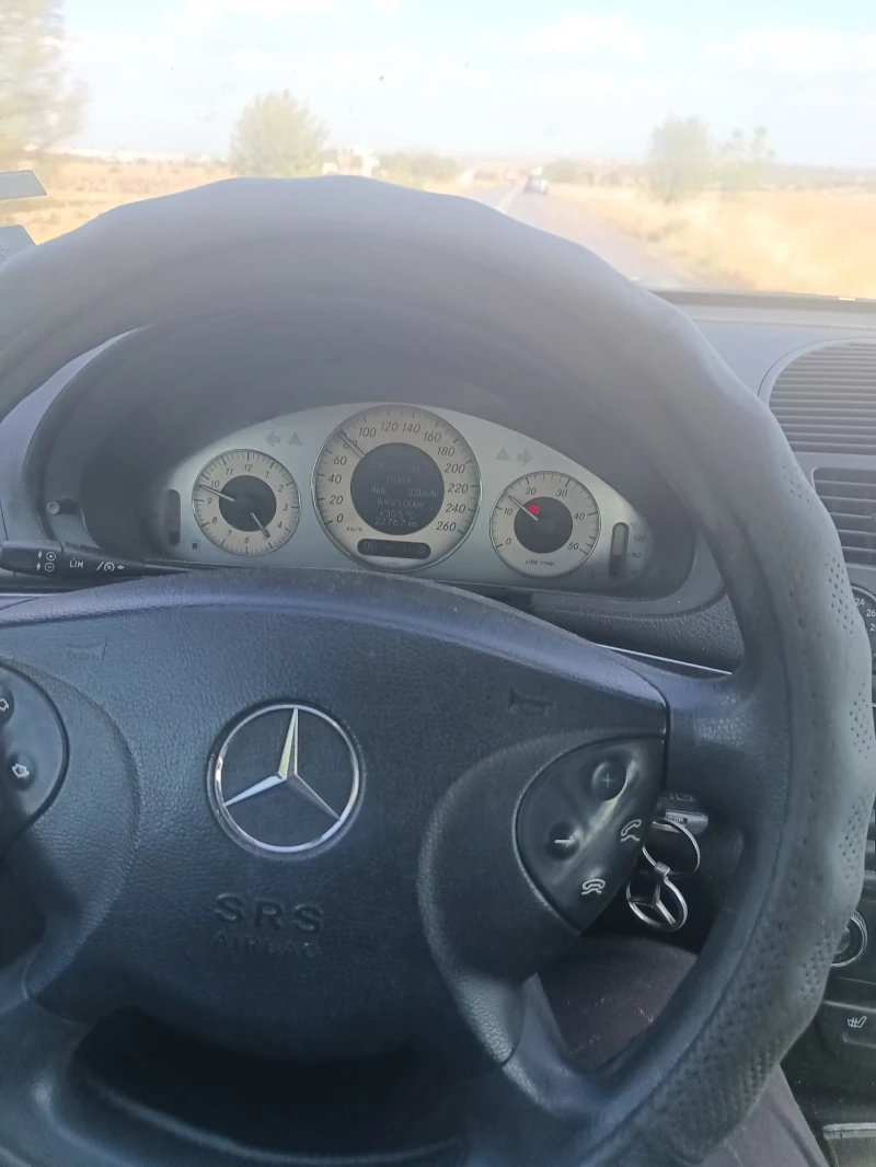 Mercedes-Benz E 220, снимка 5 - Автомобили и джипове - 48524660