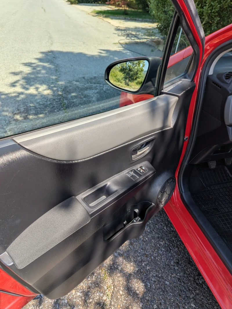 Toyota Yaris 1.0 vvti, снимка 9 - Автомобили и джипове - 51454283