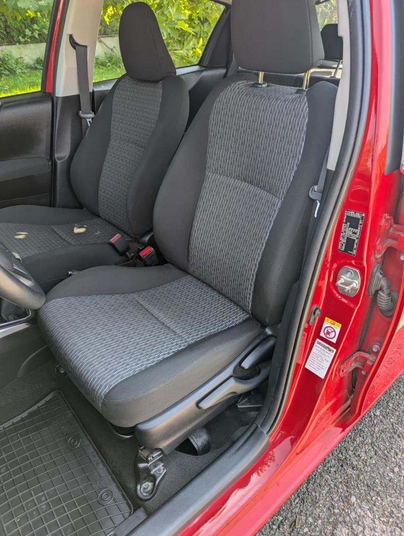 Toyota Yaris 1.0 vvti, снимка 8 - Автомобили и джипове - 51454283