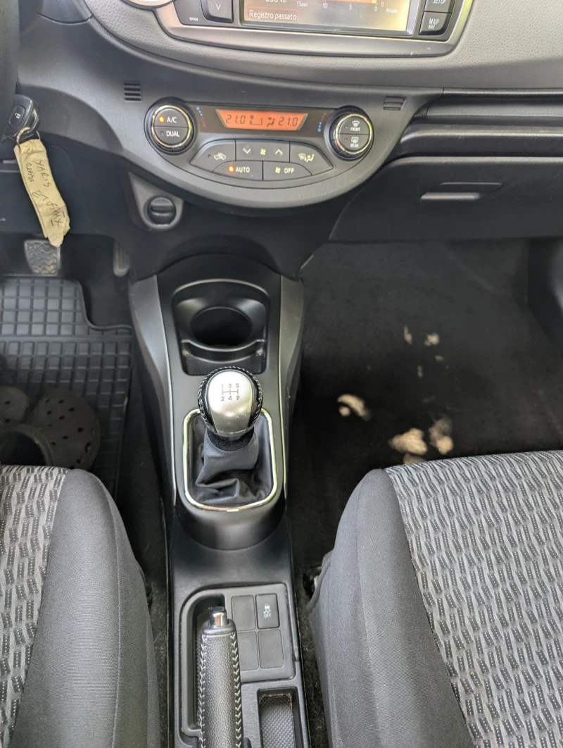 Toyota Yaris 1.0 vvti, снимка 13 - Автомобили и джипове - 51454283