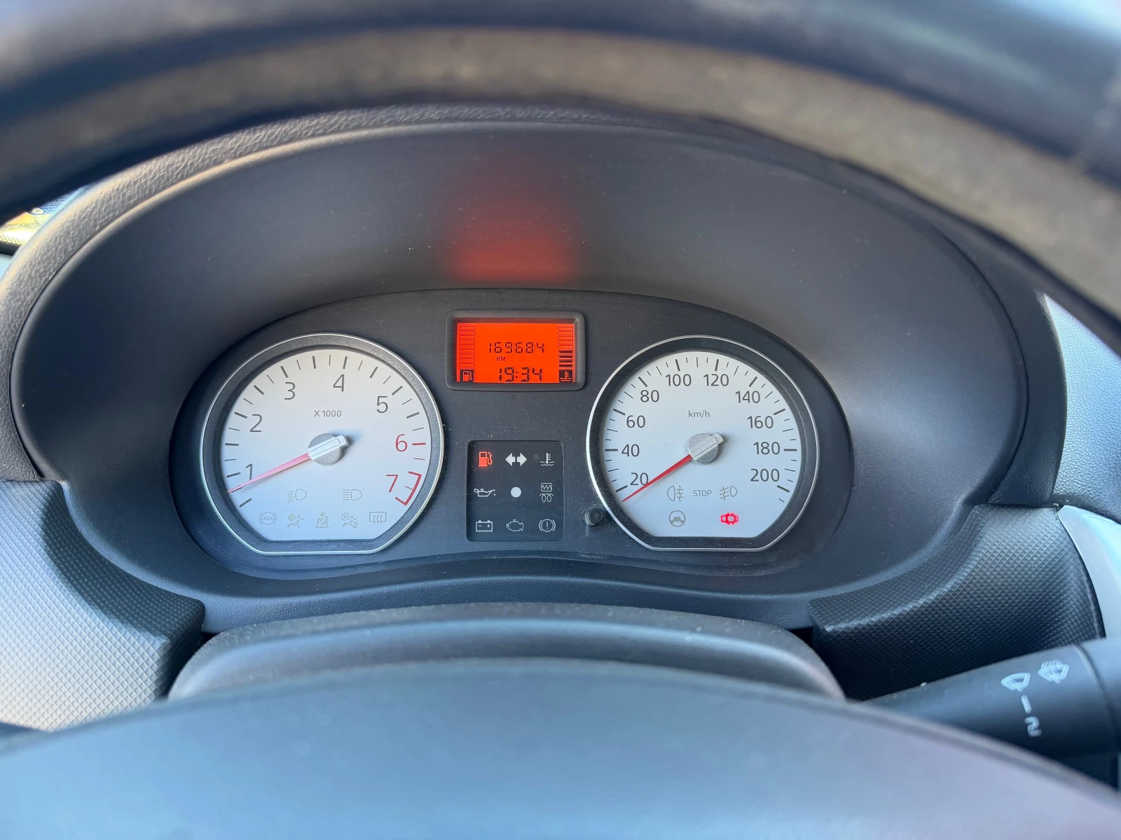 Dacia Sandero 1.4 ГАЗ КЛИМА, снимка 8 - Автомобили и джипове - 56359334