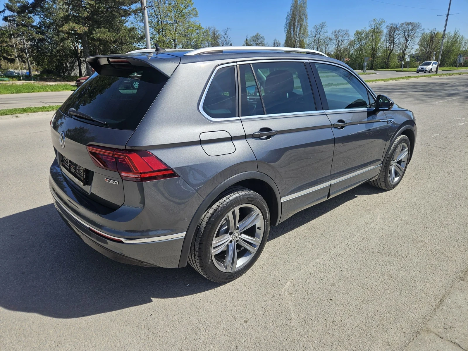 VW Tiguan 2.0 TDI 150 к.с R -LINE 4?4, снимка 4 - Автомобили и джипове - 54351184