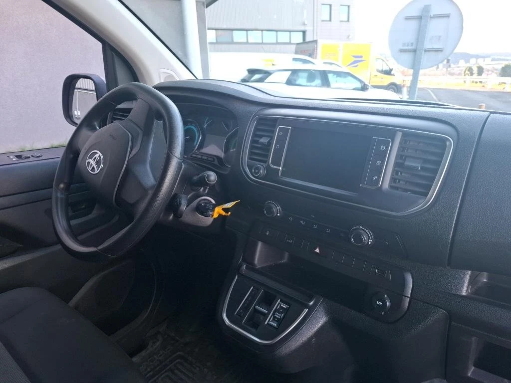 Toyota Proace 75 kWh Dynamic, снимка 13 - Бусове и автобуси - 54065125