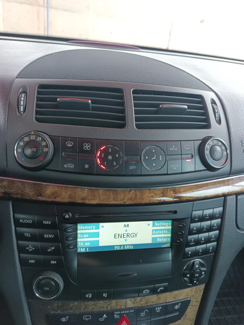 Mercedes-Benz E 220, снимка 8 - Автомобили и джипове - 52344959