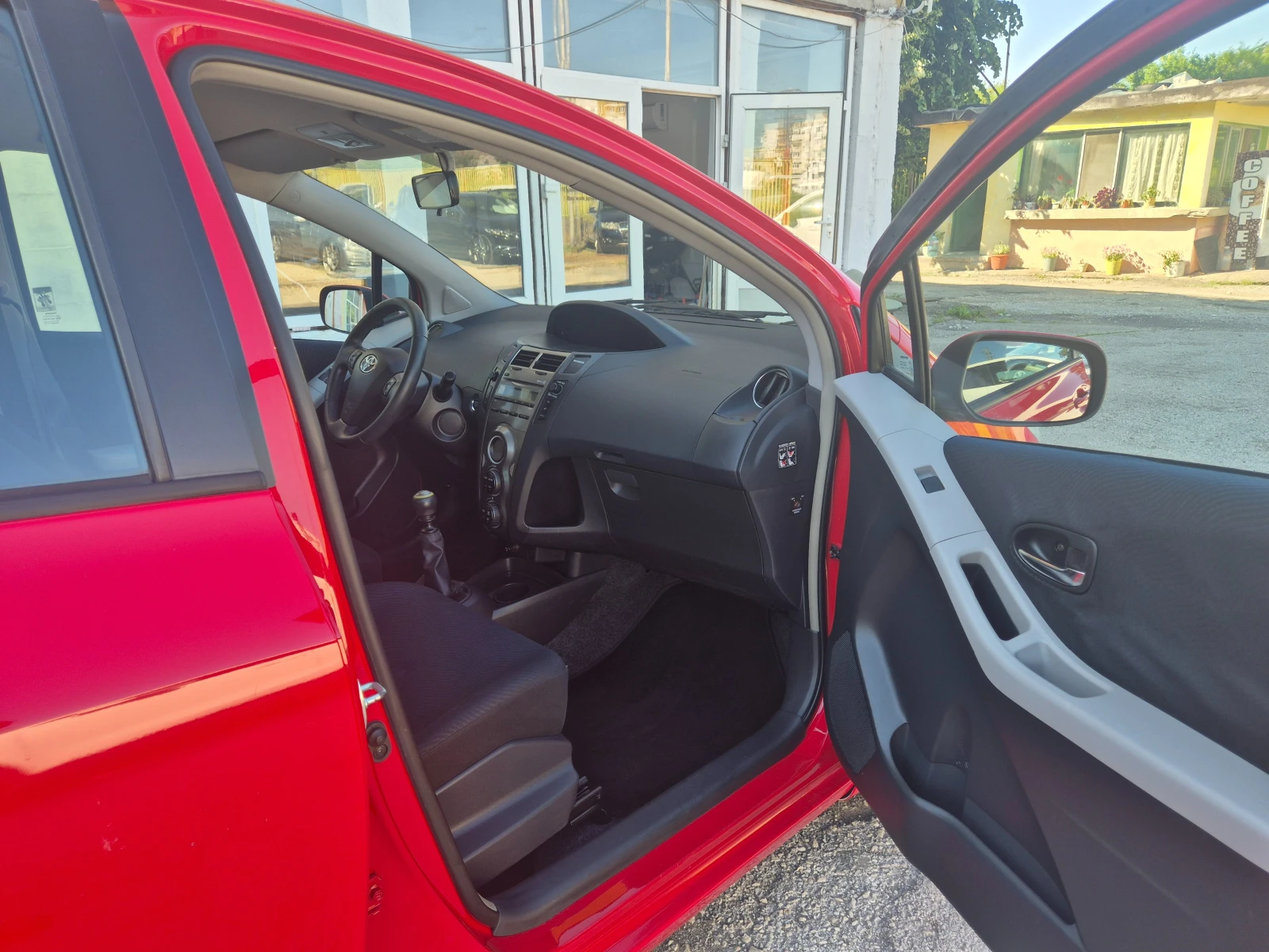Toyota Yaris 1.3I 6ск. 160000км KLIMA ITALY, снимка 12 - Автомобили и джипове - 54683587