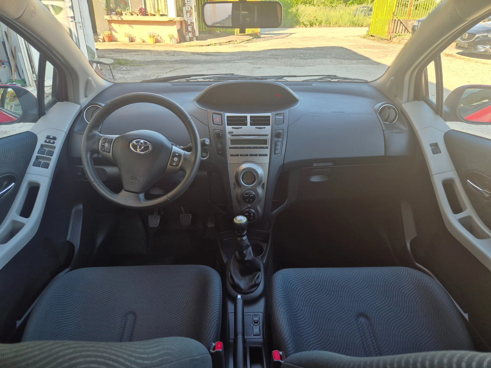 Toyota Yaris 1.3I 6ск. 160000км KLIMA ITALY, снимка 10 - Автомобили и джипове - 54683587