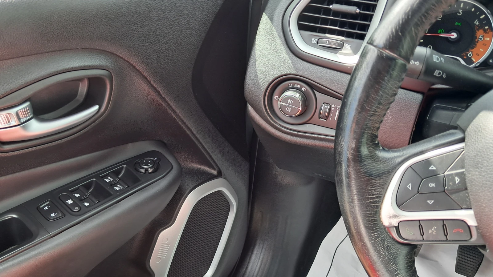 Jeep Renegade РЕАЛ КМ ИЗКЛЮЧИТЕЛНО СЕРВ КНИЖ УНИКТ ПАНОРАМ КАМЕР, снимка 13 - Автомобили и джипове - 54520424