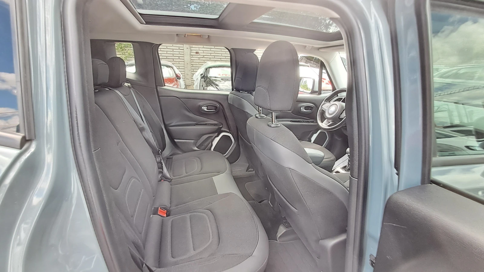 Jeep Renegade РЕАЛ КМ ИЗКЛЮЧИТЕЛНО СЕРВ КНИЖ УНИКТ ПАНОРАМ КАМЕР, снимка 14 - Автомобили и джипове - 54520424