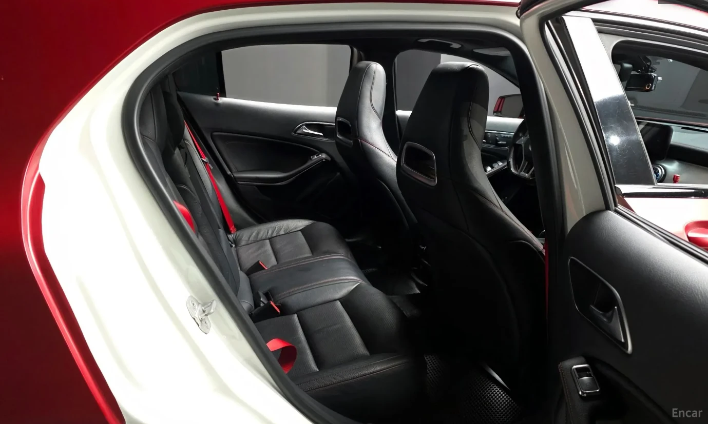 Mercedes-Benz GLA 45 AMG КАМЕРИ/ CARPLAY/ ШИБИДАХ , снимка 16 - Автомобили и джипове - 54681410