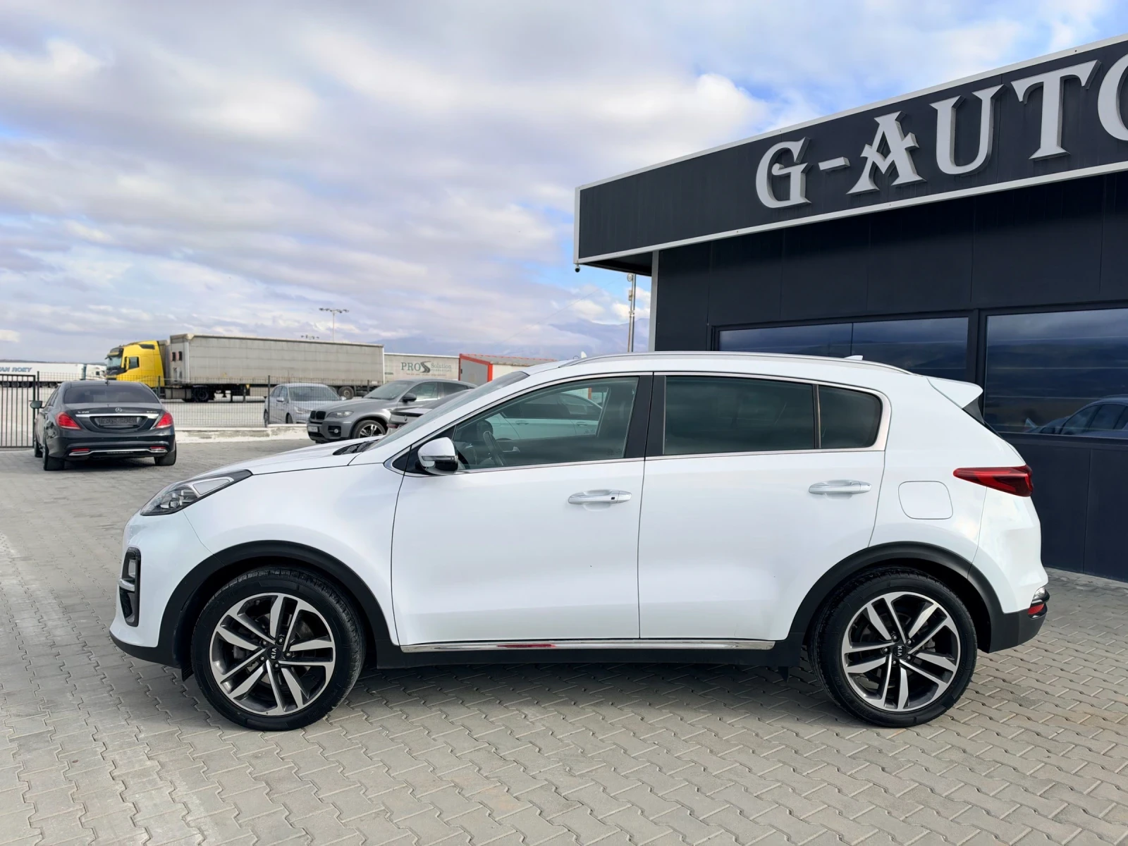 Kia Sportage, снимка 2 - Автомобили и джипове - 56725369