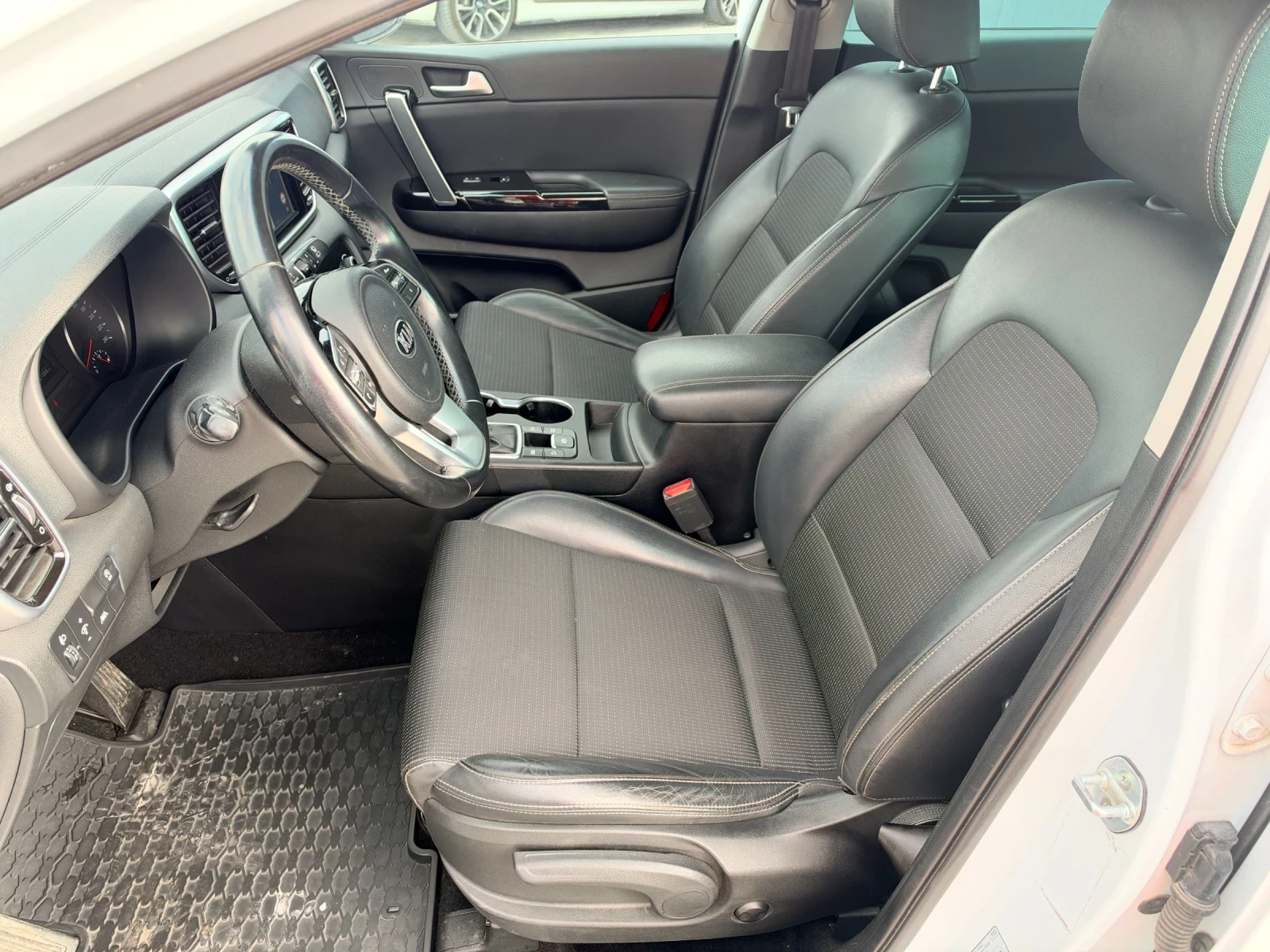 Kia Sportage, снимка 8 - Автомобили и джипове - 56725369