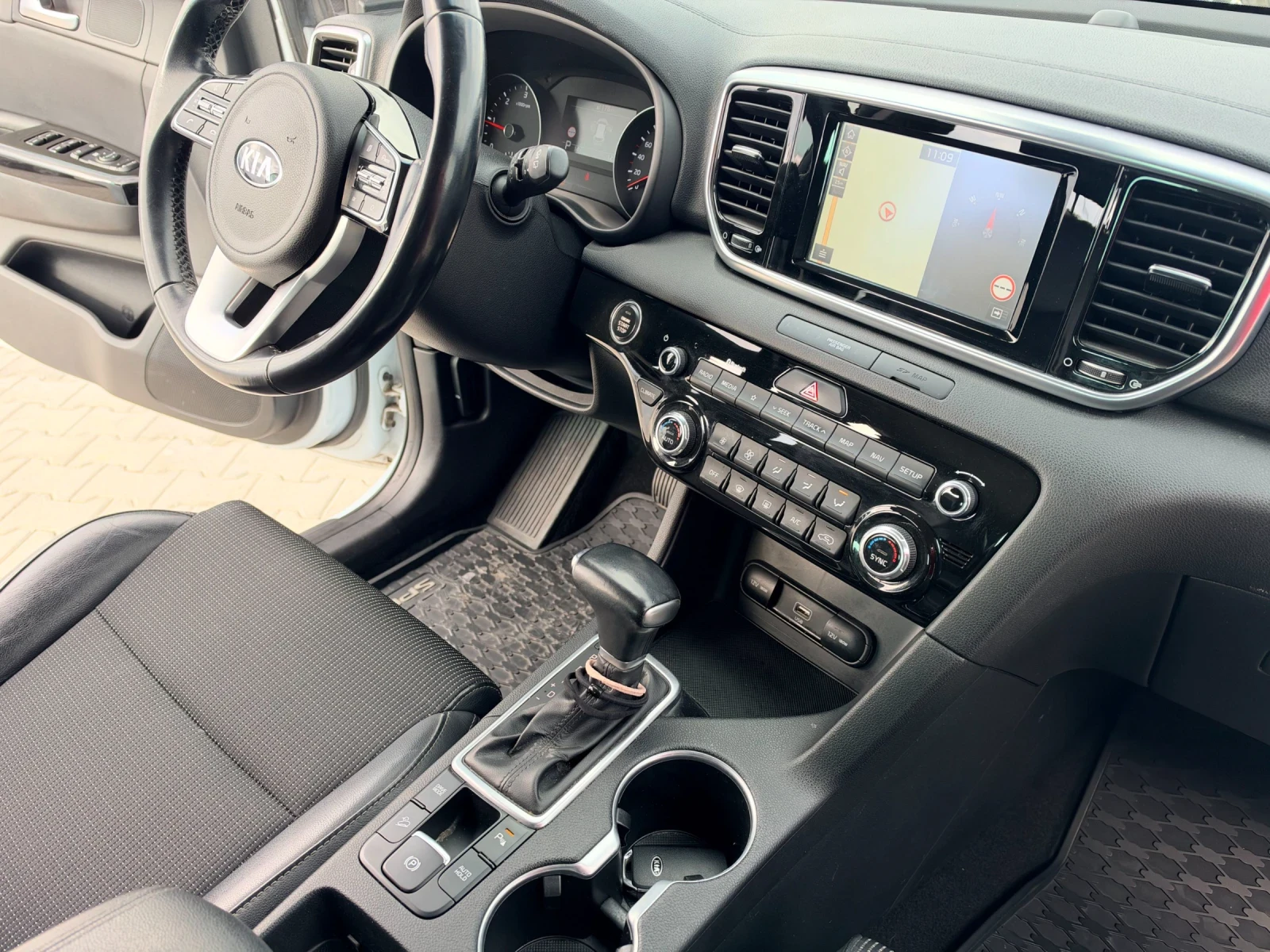 Kia Sportage, снимка 13 - Автомобили и джипове - 56725369