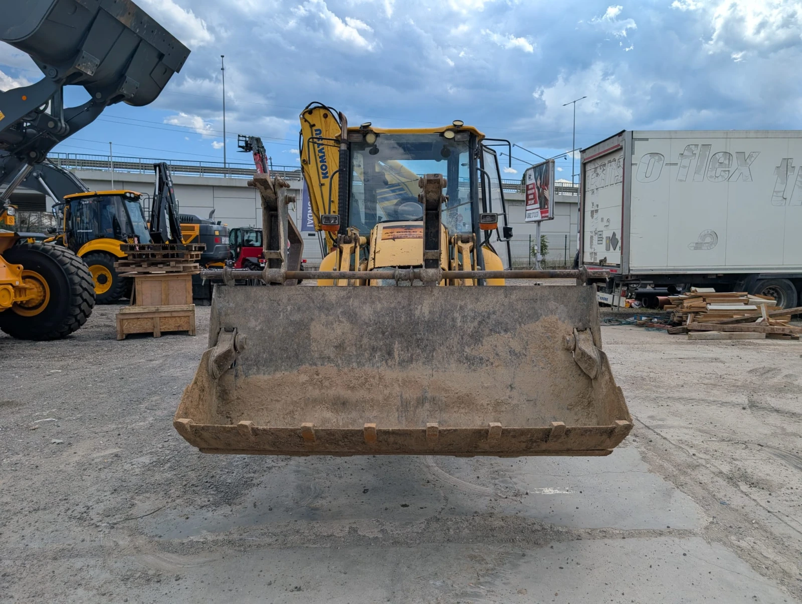 Багер Komatsu WB93R, снимка 2 - Индустриална техника - 54929879