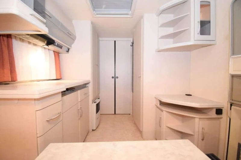 Каравана Hobby Excellent , снимка 2 - Каравани и кемпери - 53062763