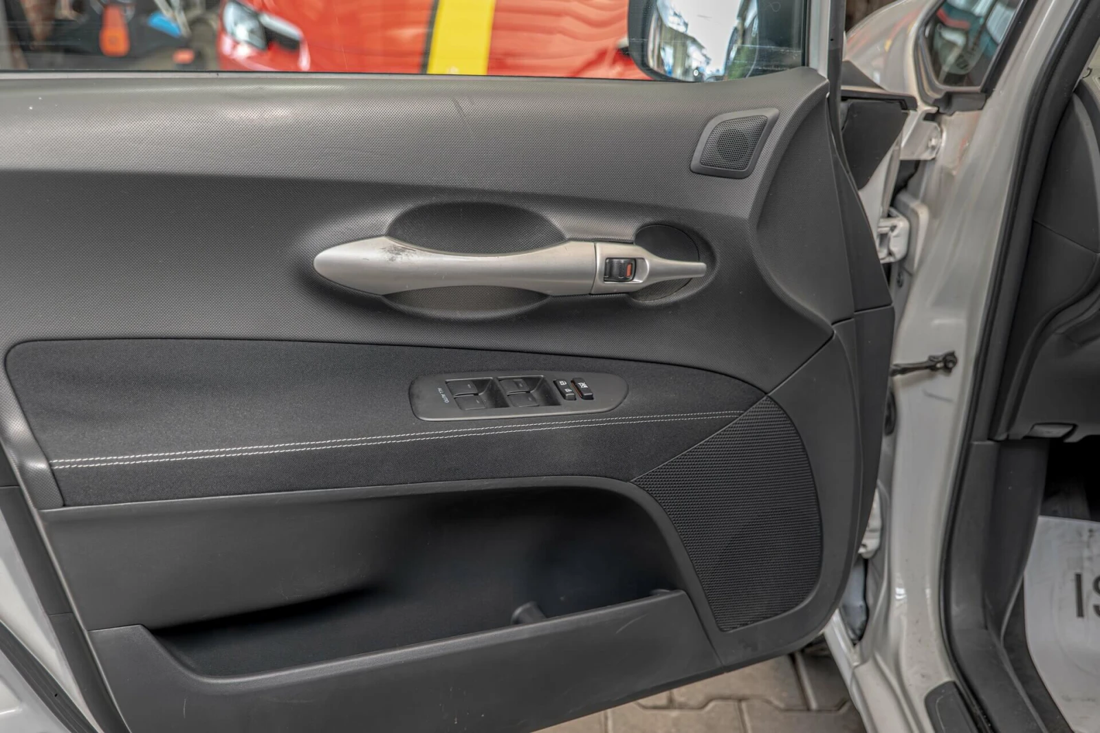 Toyota Auris 1.8 VVT-i Hybrid e-CVT/Климатроник/Камера, снимка 10 - Автомобили и джипове - 54222171