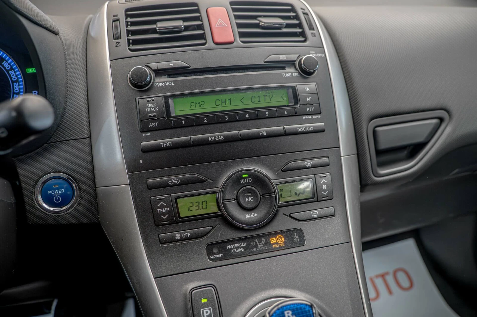 Toyota Auris 1.8 VVT-i Hybrid e-CVT/Климатроник/Камера, снимка 14 - Автомобили и джипове - 54222171