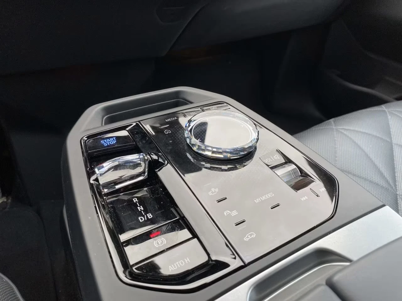 BMW iX XDRIVE60 M-SPORT PAKET B&W PANORAMA , снимка 9 - Автомобили и джипове - 54512217