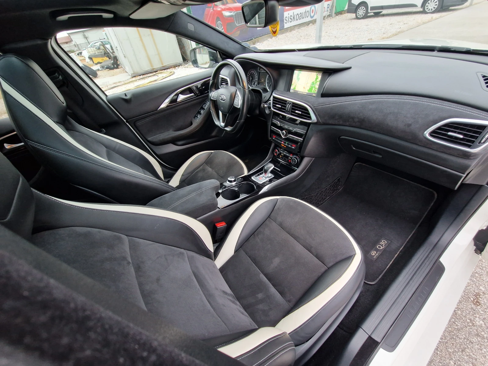 Infiniti Q30 Sport-AWD PANO* BOSSE* PERLA* FUL LED* DISTR* , снимка 14 - Автомобили и джипове - 54383212