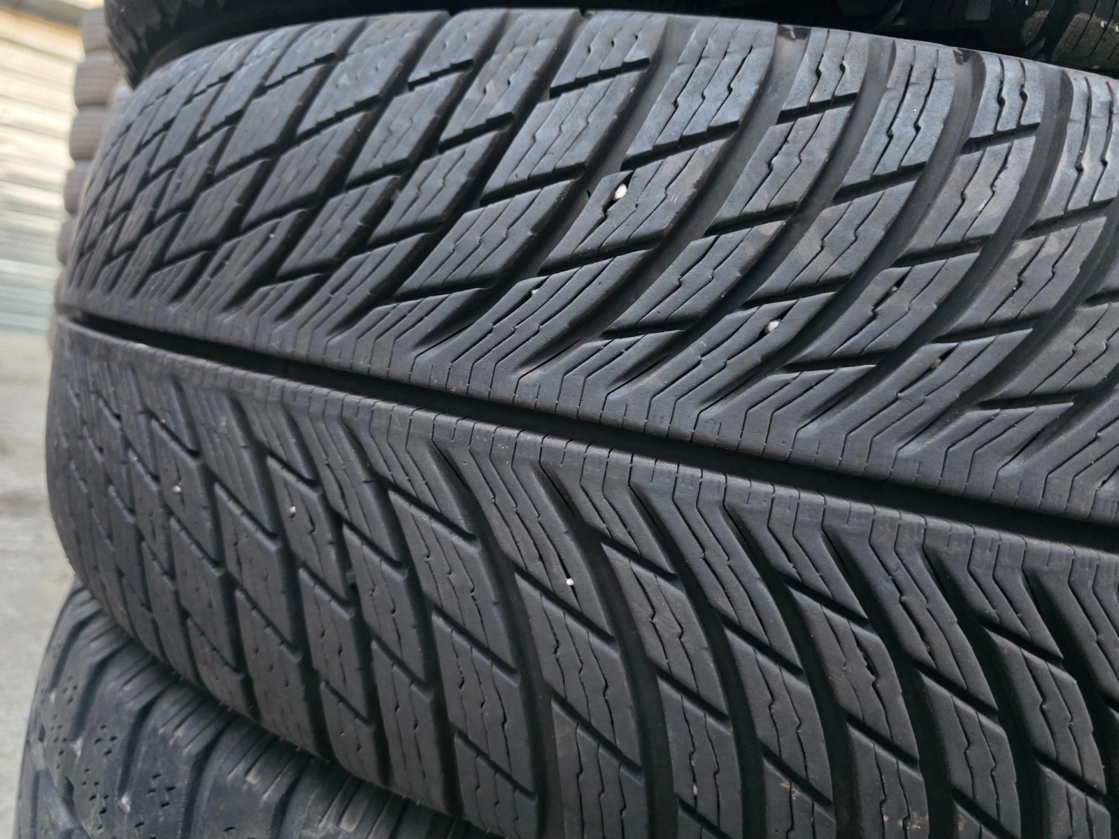 Гуми Зимни 255/70R18