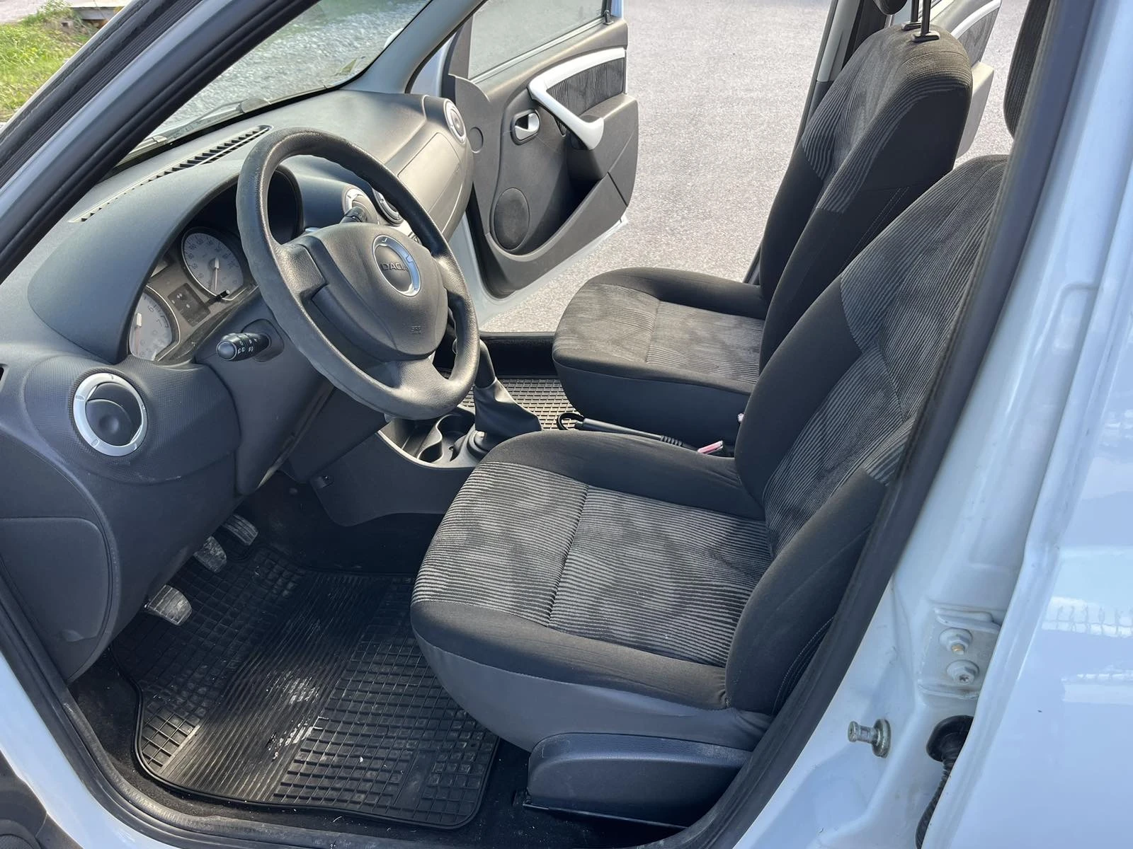 Dacia Sandero 1.4I 88кс EURO 4 КЛИМАТИК - изображение 8