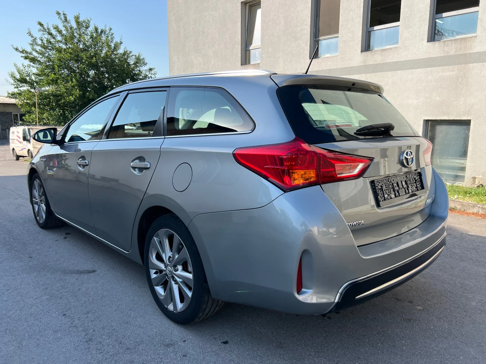 Toyota Auris 1.8 Hybrid  - изображение 8