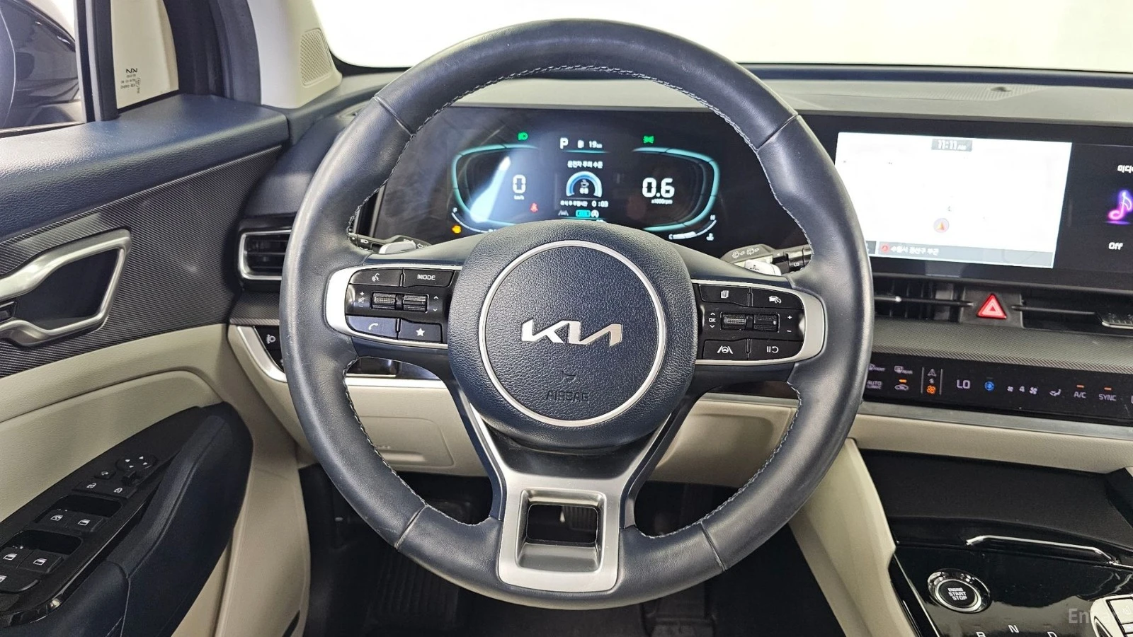 Kia Sportage NOBLESSE | TWO TONE INTERIOR| DRIVE WISE, снимка 8 - Автомобили и джипове - 56108858