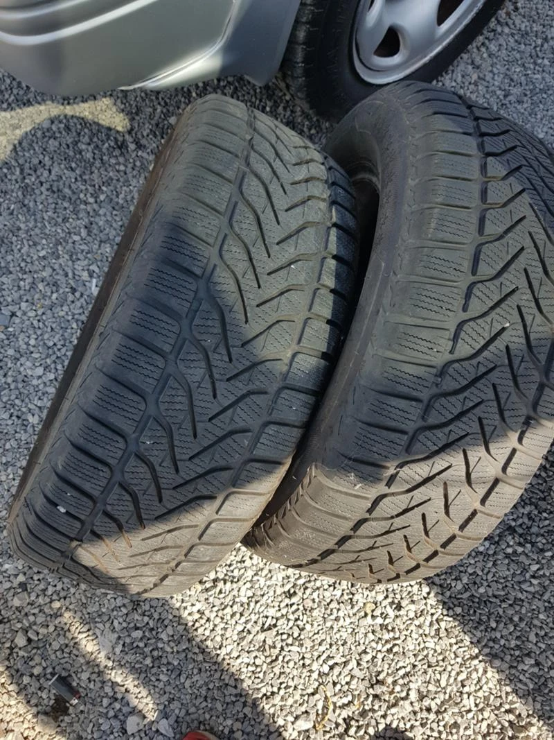 Гуми Зимни 235/60R16, снимка 1 - Гуми и джанти - 30100781