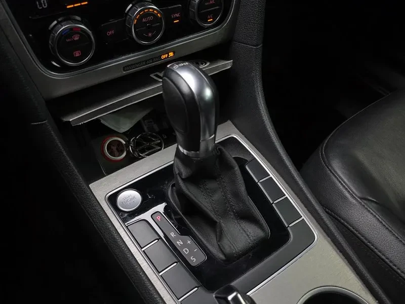 VW Passat 2.0 TDI, снимка 9 - Автомобили и джипове - 54298581