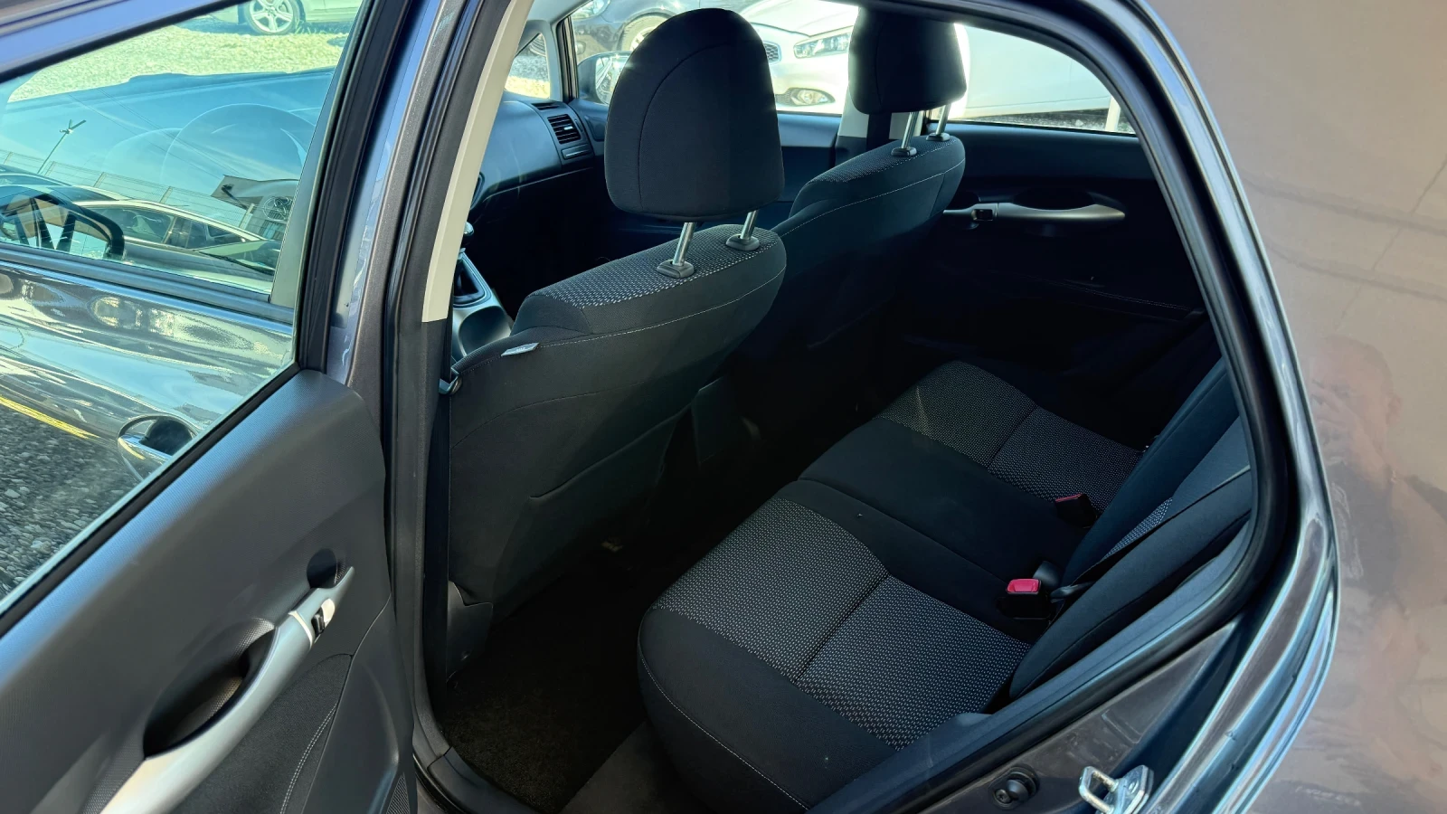 Toyota Auris 1.6 i 136 ps, снимка 7 - Автомобили и джипове - 56330224