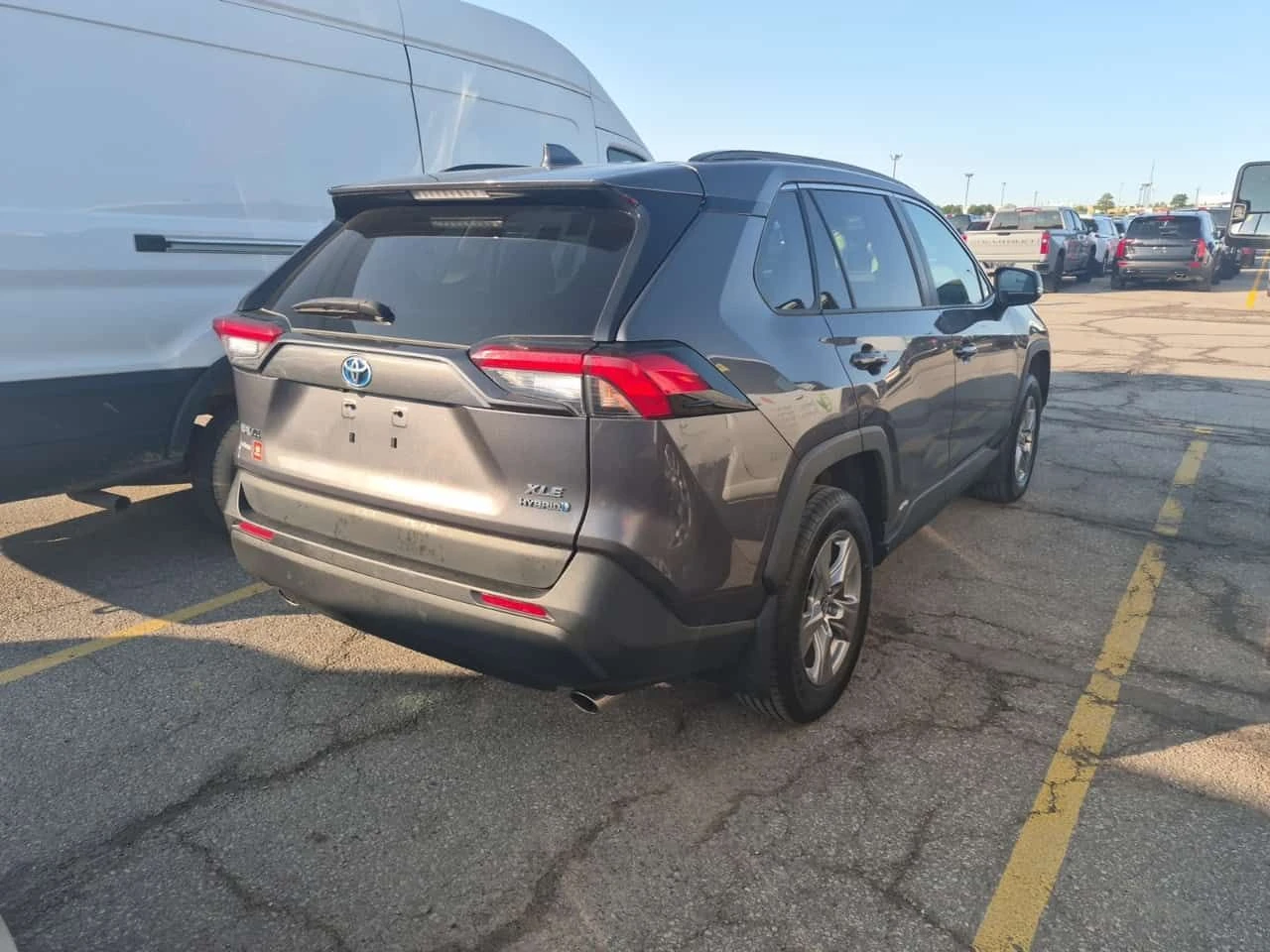 Toyota Rav4 * HYBRID XLE * CARFAX * БЕЗ ПЪРВОНАЧАЛНА ВНОСКА, снимка 3 - Автомобили и джипове - 55431906