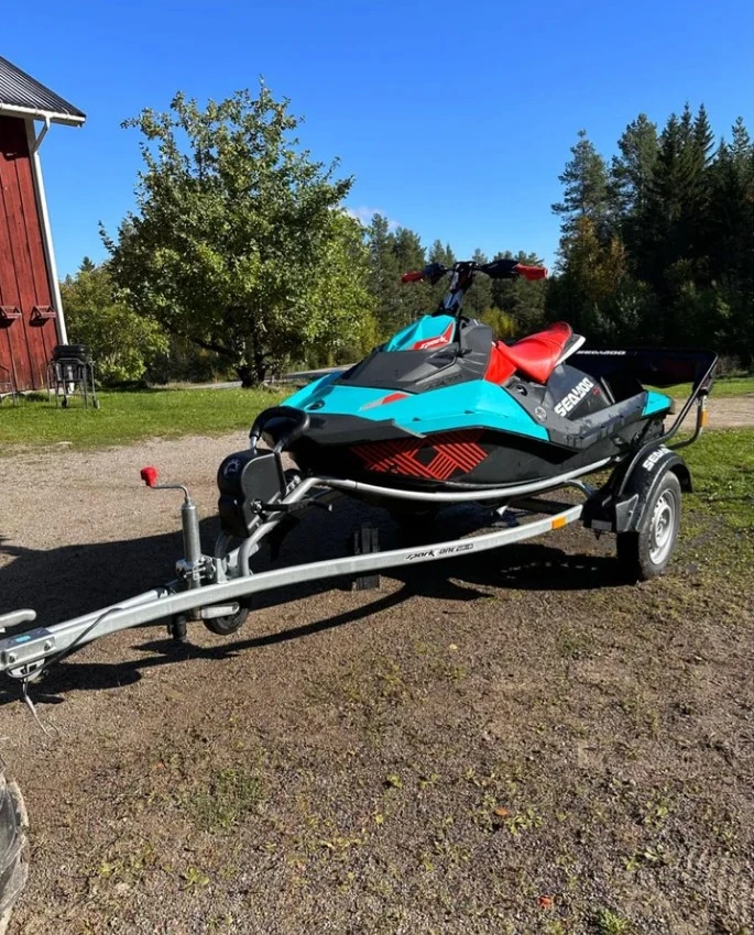 Джет Bombardier Sea Doo Spark Trixx, снимка 1 - Воден транспорт - 47458192