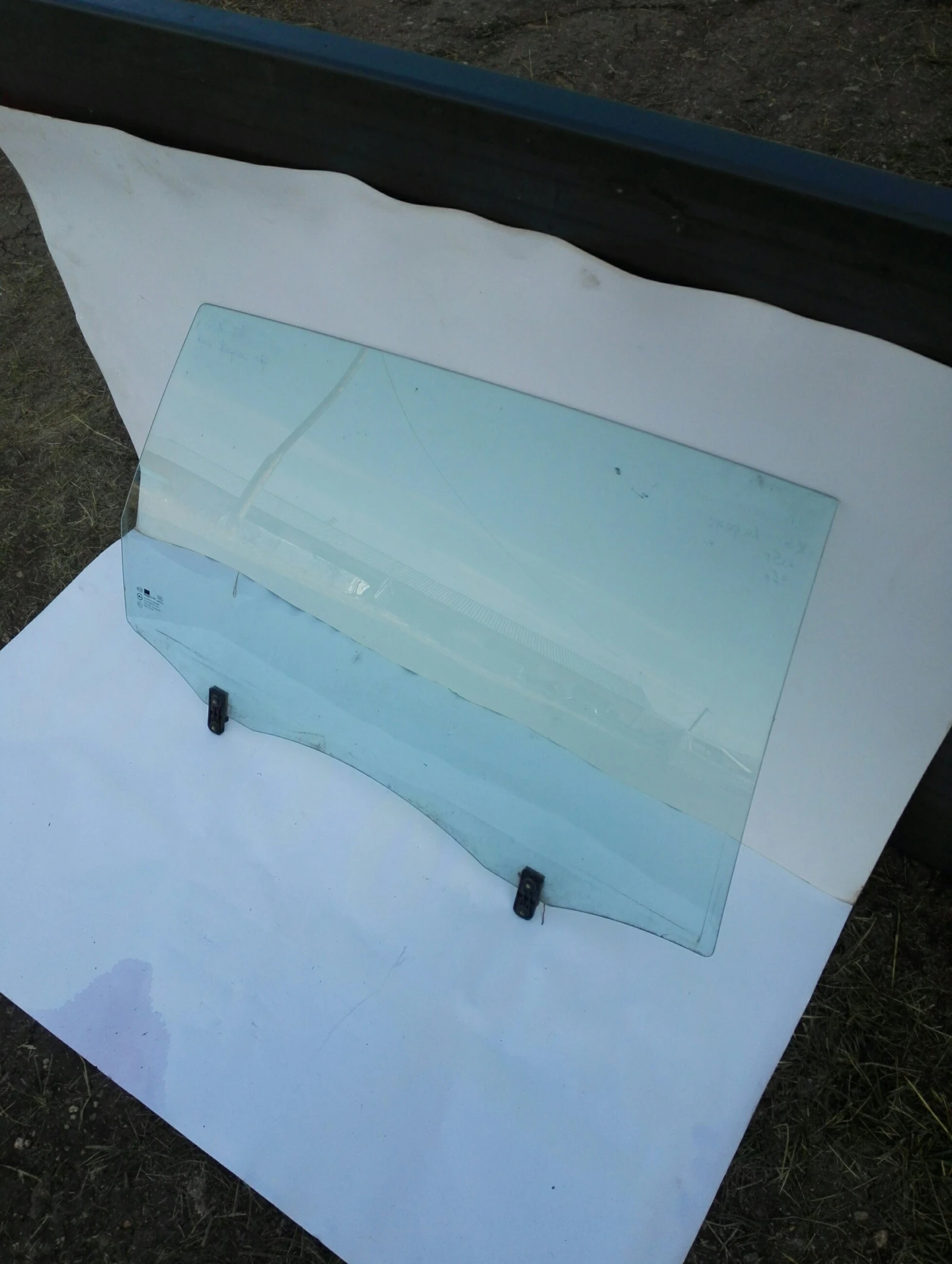 Стъкло задно дясно Киа Каренс, снимка 1 - Части - 49056897