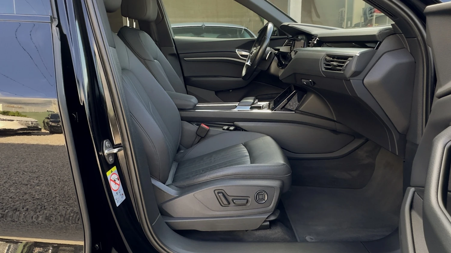 Audi E-Tron 55Quattro 140хил.ГАРАНЦИЯ! Distronic Панорама Кожа, снимка 13 - Автомобили и джипове - 54792753