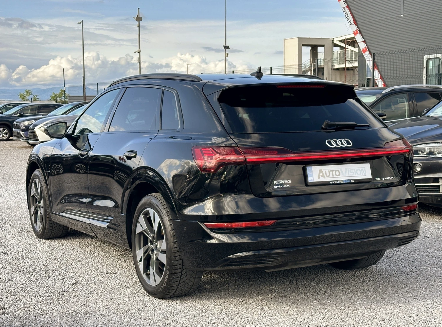 Audi E-Tron 55Quattro 140хил.ГАРАНЦИЯ! Distronic Панорама Кожа, снимка 4 - Автомобили и джипове - 54792753