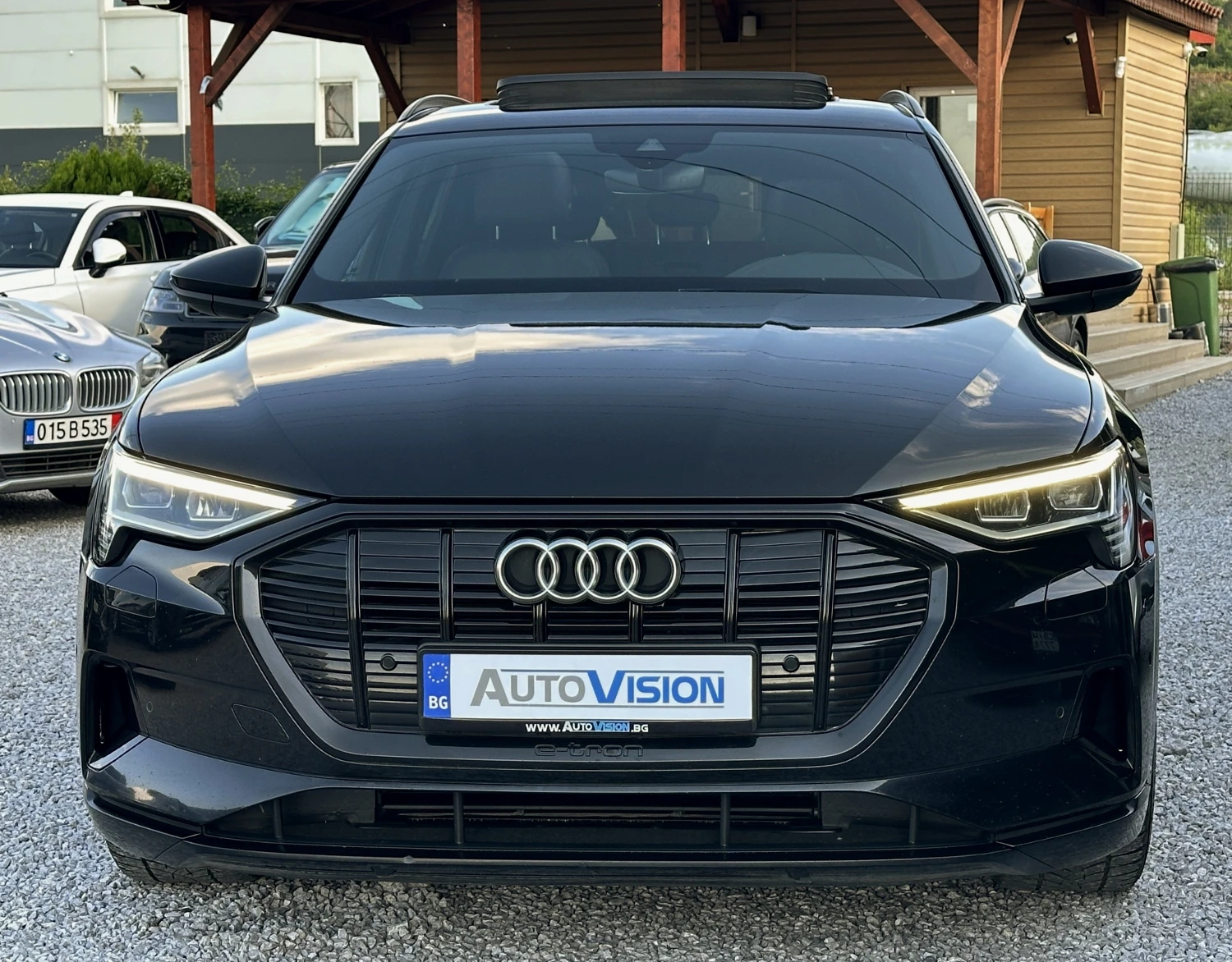 Audi E-Tron 55Quattro 140хил.ГАРАНЦИЯ! Distronic Панорама Кожа, снимка 5 - Автомобили и джипове - 54792753