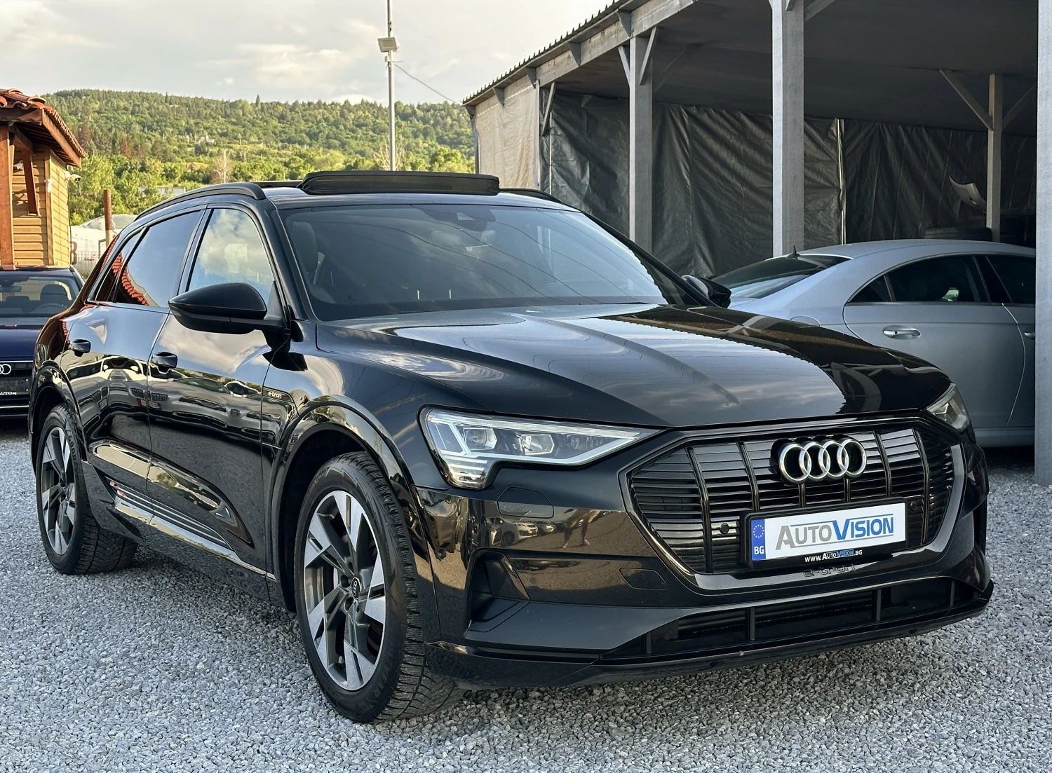 Audi E-Tron 55Quattro 140хил.ГАРАНЦИЯ! Distronic Панорама Кожа, снимка 3 - Автомобили и джипове - 54792753