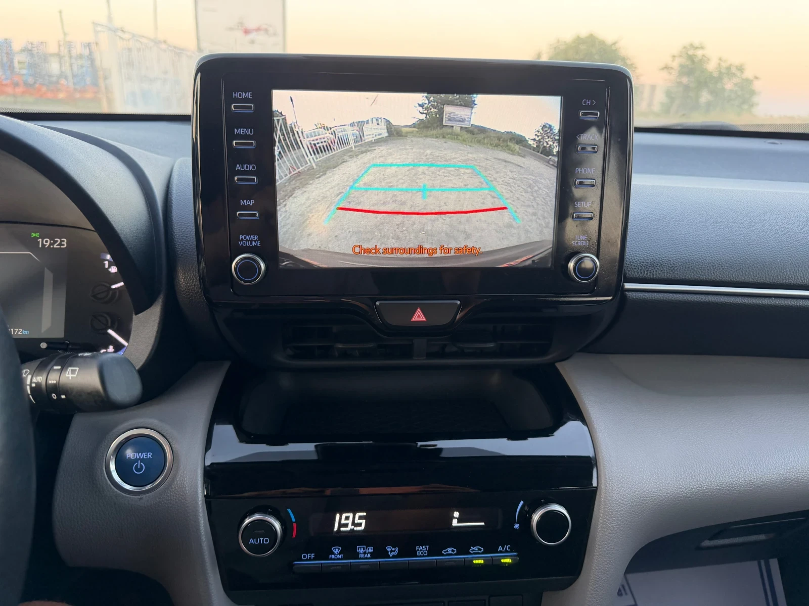 Toyota Yaris Cross HYBRID / ЕВРО6 / ДИСТРОНИК /  ЗАДНА КАМЕРА , снимка 15 - Автомобили и джипове - 55513619